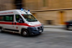 Incidente nel vibonese: rischia di tranciarsi un braccio con la motosega