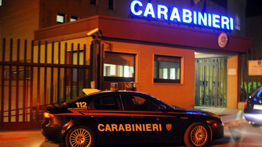 Lancia dalla finestra il kit per lo spaccio: marito e moglie denunciati