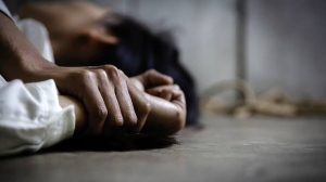 Minacce, violenze e ustioni alla compagna, un arresto