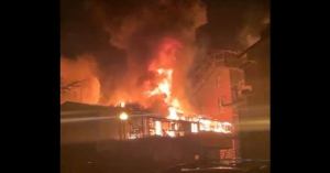 Vasto incendio nel Catanzarese, distrutti negozi e famiglie evacuate