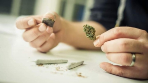 Hashish trovato in un&rsquo;aula della scuola, denunciato 17enne