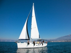 Barca a vela si schianta su scogliera, un disperso