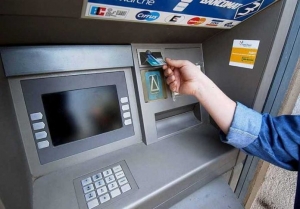 Lamezia Terme: rubano carta di credito e prelevano al bancomat