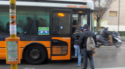 Fermano il bus con un'auto, salgono e picchiano l'autista