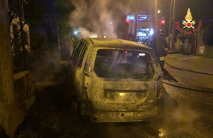 In fiamme auto parcheggiata a Davoli, avviate le indagini