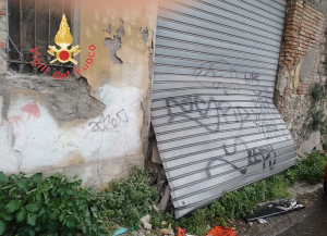 Edificio a rischio crollo, chiusa strada nel centro di Catanzaro