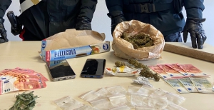 In auto con marijuana e contanti, arrestati a Santa Severina