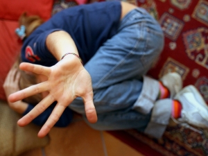 Violenza nei confronti di un bambino autistico, denuncia per l'insegnante di sostegno