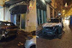 Fiamme nella notte a Lamezia: auto distrutta