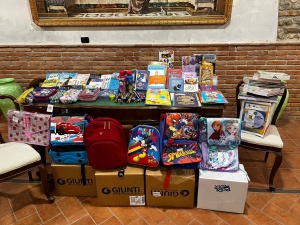 Il Lions Club Catanzaro Host ha effettuato la consegna del materiale didattico alla Chiesa del Monte di Catanzaro, raccolto grazie al service dello ''Zaino Sospeso''