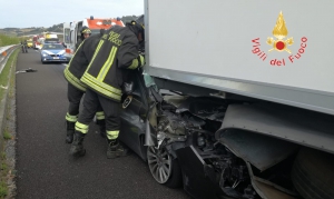 Incidenti stradali: tir contro guardrail su A2