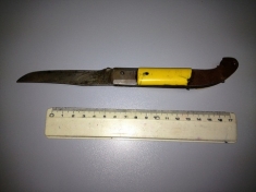 Ubriaco aggredisce giovani con coltello