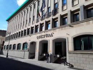 Si rifugia in questura per sfuggine dall'ex, un arresto
