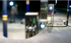 Si ferma per fare benzina: giovane picchiata e derubata