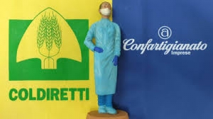 Coldiretti, Confartigianato Imprese Cosenza e Arcidiocesi di Rossano-Cariati: Natale 2020, la statuina dell'infermiera donata all&rsquo;Arcivescovo Satriano