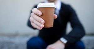 Assembramenti in un bar, nel gruppo anche poliziotti