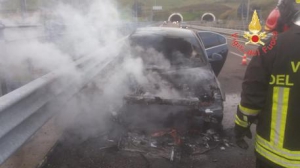 Auto in fiamme sulla 106, nessun ferito