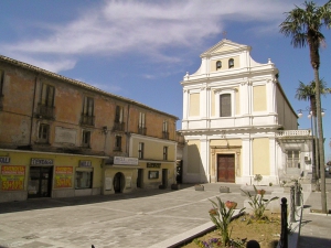 Marito e moglie malmenati in piazza a Vibo Valentia