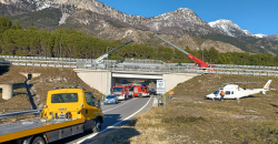 Camion si ribalta sull&rsquo;A2 nel cosentino