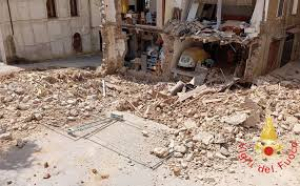 Crolla la facciata di una palazzina di 4 piani a Lamezia