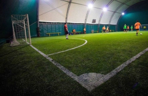 Stroncato da un malore, muore giovane sul campo di calcetto