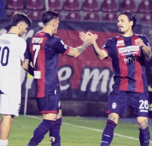 Giugliano corsaro, Crotone da film dell&rsquo;orrore