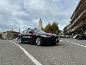 Non si ferma all'alt dei carabinieri, inseguito e arrestato a Serrastretta