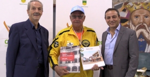 Alessandro Belli&egrave;re in cammino per l&rsquo;Italia a 85 anni: ha fatto tappa a Cosenza