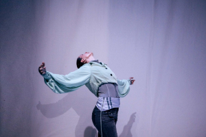 ''In perpetual blooming, despite the gods'': stasera a Badolato in scena la coreografa e danzatrice Maya Oliva