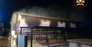 Incendiato capannone adibito a deposito nel vibonese