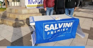 Gazebo della Lega a Ricadi, firme a sostegno di Matteo Salvini