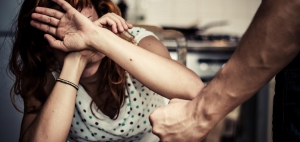 Picchia la moglie incinta, arrestato nel reggino