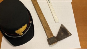 Colpisce il fratello con un&rsquo;ascia dopo una lite, arrestato