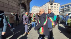 Il consigliere regionale Mammoliti (Pd) al fianco dei sindaci nel sit in di protesta davanti alla prefettura di Catanzaro