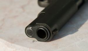 Tenta di sparare al genero ma fallisce, arrestato