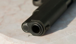 Tenta di sparare al genero ma fallisce, arrestato