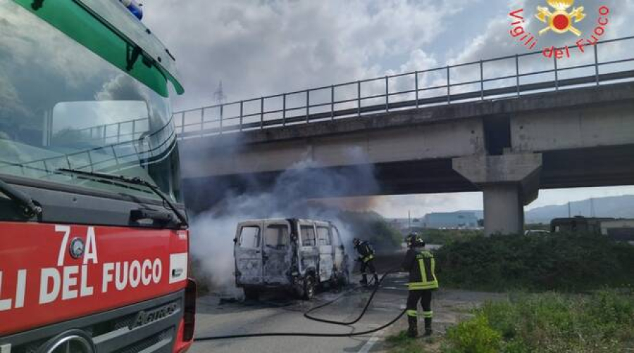 Furgone in transito prende improvvisamente fuoco