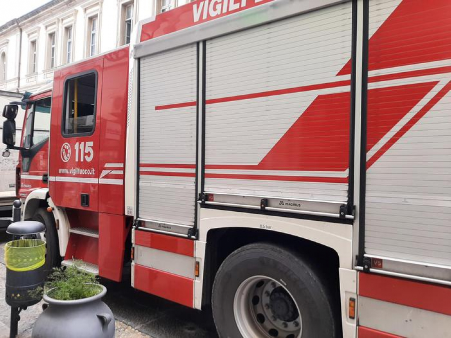 Incendio in un'abitazione, ustionati bimbo 11 anni e suo padre