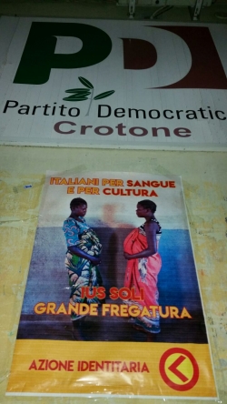 Manifesti no ius soli davanti a sedi PD
