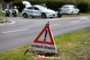 Scontro tra auto e furgone sulla Statale 106