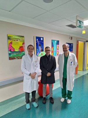 Un sorriso per i piccoli pazienti del reparto di Chirurgia Pediatrica dell'Azienda O.U. ''Dulbecco'' grazie ai quadri donati dall'artista Fabio Mazzitelli