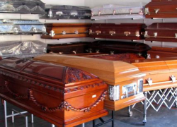 Morti spostati per far posto ai nuovi, 70 indagati