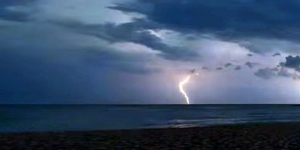 Fulmine su spiaggia a Paola, feriti due fratelli