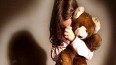 Abusi sessuali su bambina di 10 anni, mamma denuncia