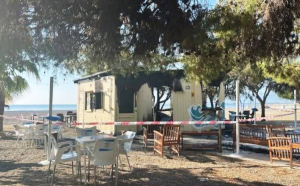 Un chiosco distrutto da un incendio a Villapiana lido