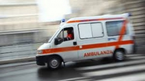 Donna finisce fuori strada con la sua auto, ferito anche il figlio di 4 anni