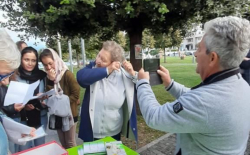 Rende si taglia i capelli per le donne iraniane, protesta di movimenti e associazioni