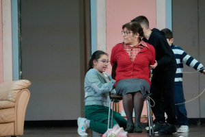 Il ''Virus'' di Nino Gemelli si diffonde al Teatro Comunale di Catanzaro tra risate, dialetto e tradizione