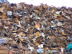 Rischio ambientale: sigilli a maxi discarica di veicoli e rottami