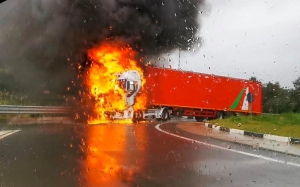 Autoarticolato in fiamme su Statale 106